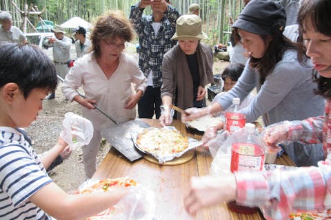 【京都・木津川・手作りピザ】加茂駅より徒歩約3分！竹林でピクニック気分を満喫！できたてアツアツのピザ＆バームクーヘンを食べよう