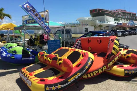 【沖縄・海中道路・マリンスポーツ】ウェイクボード・フライボードにトーイングチューブも！人気マリンレジャーを2時間遊び放題！満喫プラン