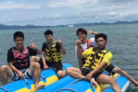 【沖縄・海中道路・マリンスポーツ】ガッツリ満喫！ウェイクボード・フライボードにトーイングチューブも！2時間遊び放題＆手ぶらBBQ