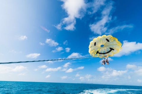 【沖縄・海中道路・パラセーリング＆マリンスポーツ】全部詰め込んだ最強セット！フライボードなど6種2時間遊び放題+手ぶらBBQ+パラセーリング