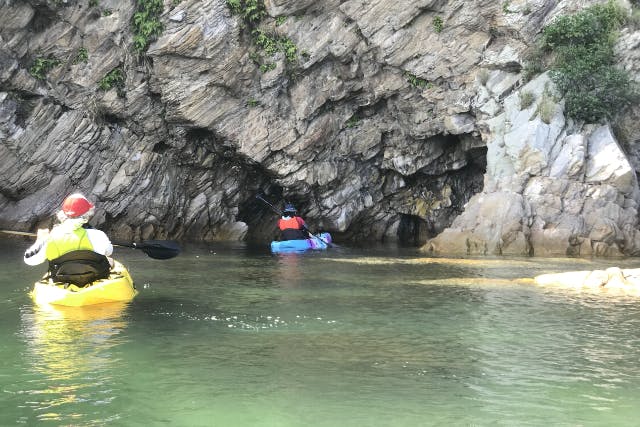 【長崎・川棚・シーカヤック】岩のトンネルをくぐる非日常を体験！冒険コース（約80分）