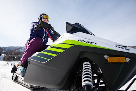 【岩手・北上・スノーモービル】ゲレンデを駆け回れ！スノーモービルサーキット体験