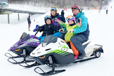 岩手・北上・スノーモービル】4歳からOK！スノーモービルファミリー