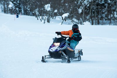 岩手・北上・スノーモービル】4歳からOK！スノーモービルファミリー