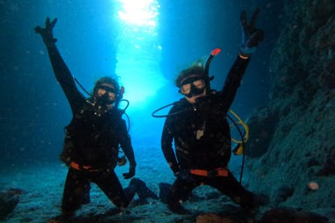 【沖縄・恩納村発】ボートで楽々！！！ガイド貸切！青の洞窟体験ダイビング＜ガイド貸切プラン＞1名様参加・カップル・ファミリーにもおススメ！
