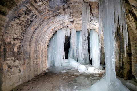 【福島・飯坂温泉・スノーシュー】廃トンネルにできる氷の神殿を目指すスノーハイク