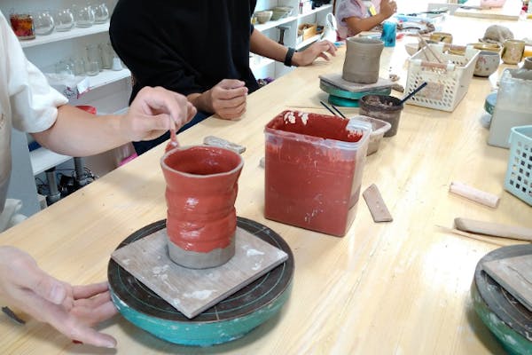 三重・鈴鹿・陶芸手びねり】500年前技法で作る+模様+色塗りを一気にや