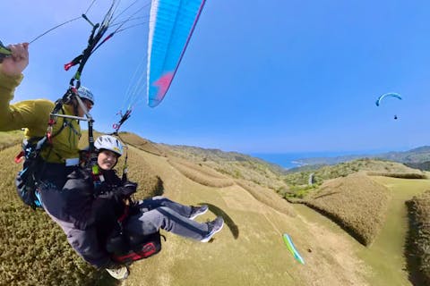 【静岡・伊東・パラグライダー】オーシャンビューフライト。『駅からの送迎付き』初体験の方でも大丈夫！インストラクターと2人乗りで伊豆の空を満喫タンデムフライト。360度撮影が映える！