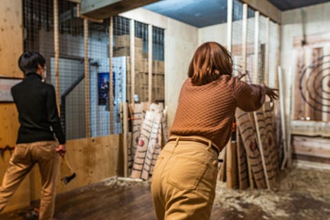 【大阪・心斎橋・コンセプトバー】新感覚スポーツ！爽快度MAXの斧投げバー体験