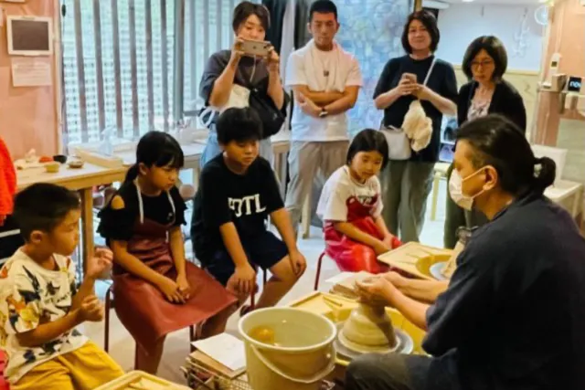 【園児OK！貸切個室】3歳～陶芸デビュー／小学生以上〜大人は当日2500円で一緒に体験可！家族の思い出作りに◎小さなお子様も電動ろくろに挑戦♪家族で楽しむ陶芸体験★イオン土岐のついでに当日予約もOK