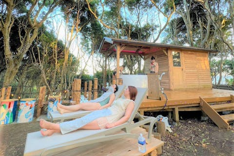 【三重・志摩・サウナ】4名まで一律料金！いちご浜を眺望できる山のサウナ体験