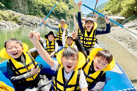 【徳島・吉野川・ラフティング】5歳から参加できる大冒険！家族でゆっくり大自然に触れる「ファミリーツアー」