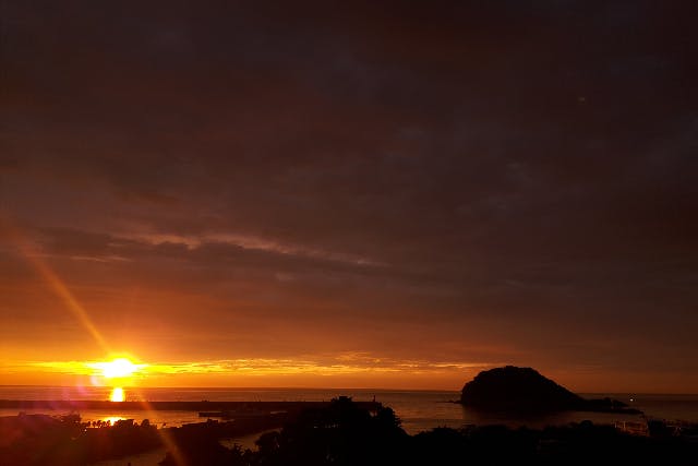 【兵庫・美方・クルージング】日本海に沈む夕陽が幻想的！漁火ナイトクルージング