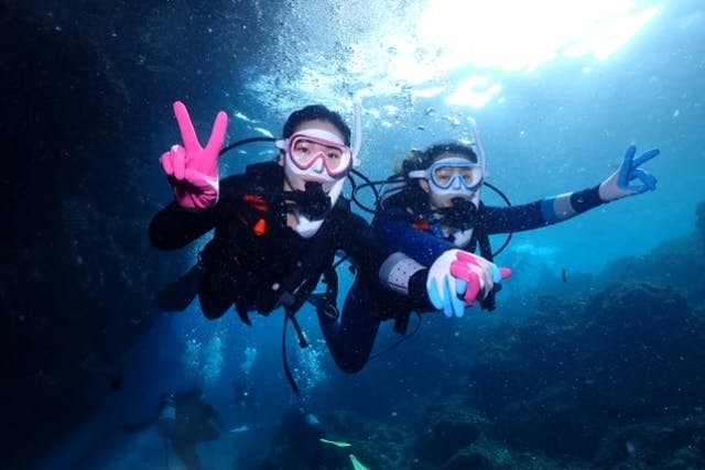 【沖縄・青の洞窟・体験ダイビング】1日3組限定の早い者勝ち！綺麗で可愛い器材で遊ぼう！綺麗な水中写真を無料プレゼント！
