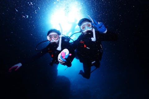 1日8組限定の早い者勝ち！【青の洞窟体験ダイビング】口コミ通りの丁寧な接客店。インストラクター貸切。綺麗で可愛い器材で遊ぼう。綺麗な水中写真プレゼント！