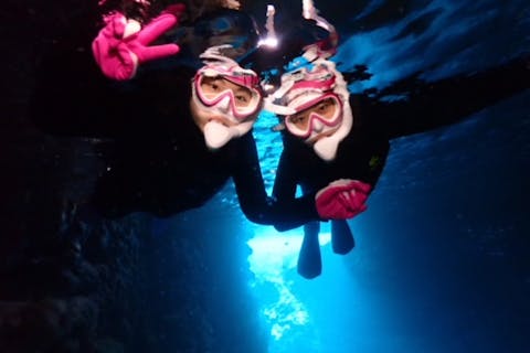 1日8組限定の早い者勝ち！【青の洞窟シュノーケリング】口コミ通りの丁寧な接客店。インストラクター貸切。綺麗で可愛い器材で遊ぼう。綺麗な水中写真プレゼント！