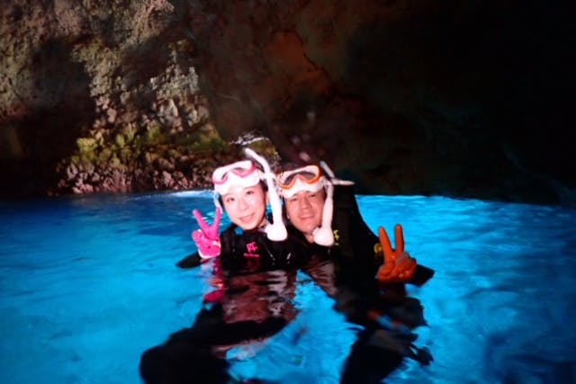 【沖縄・青の洞窟・シュノーケリング】1日3組限定の早い者勝ち！綺麗で可愛い器材で遊ぼう！綺麗な水中写真を無料プレゼント！