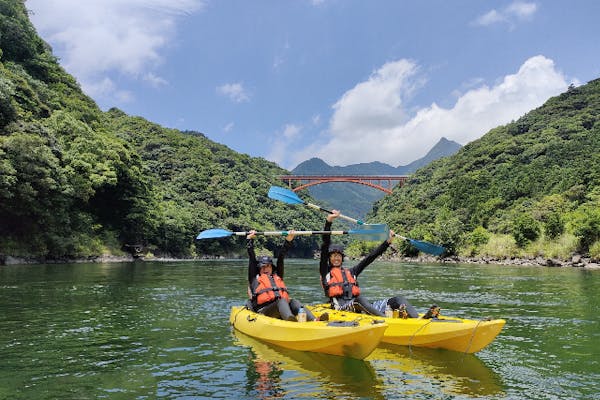 屋久島・リバーカヤック】写真動画データ無料・女性ガイドが笑顔でゆっくりご案内・安房川カヤック で森林浴体験・おひとり様/ファミリー/カップル/グループにおすすめ・半日３時間の水上散歩｜アソビュー！