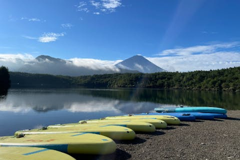 【山梨・富士五湖・SUP(サップ)】野趣溢れるSUP(サップ)で湖上クルージング！秘境の西湖周遊コース
