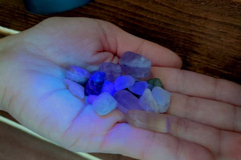 【三重・鳥羽・トレジャーハント】冬季限定採掘体験★神秘的な光を放つフローライト探せ！