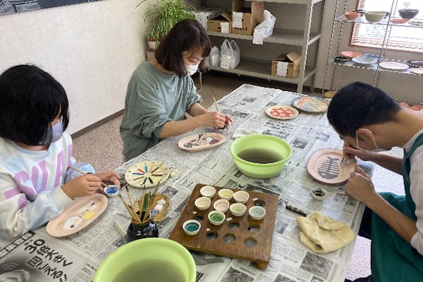 岐阜・多治見・絵付け】美濃焼のお皿に好きな絵や模様を描く絵付け体験