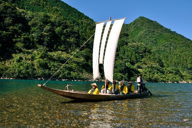 【三重・紀宝・遊覧船】世界遺産「川の参詣道」を伝統の三反帆で下る。熊野川遊覧体験