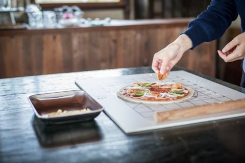 【広島・尾道・手作りピザ】窯焼きピザを焼きたてで堪能！柿入りピザ作り体験（ピザ1枚・ドリンク1杯）