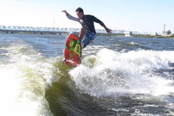 三重・桑名・ウェイクサーフィン】波しぶきをあげて長良川を滑走！1