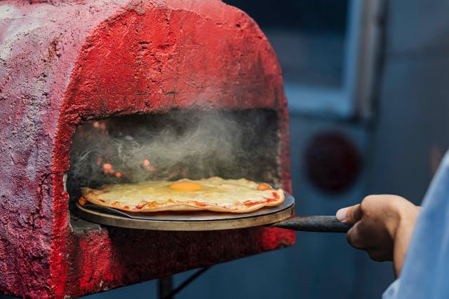 ピザ窯体験　プチ・イタリアンコースをアウトドアで作って食べる〜住箱贅沢グランピングプラン
