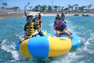 沖縄・海中道路・チュービング】お得に海遊び！人気トーイングチューブ