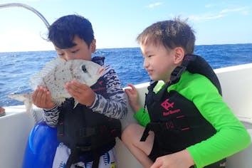 沖縄・宜野湾・船釣り】大物を狙おう！南国の綺麗な海で五目釣り