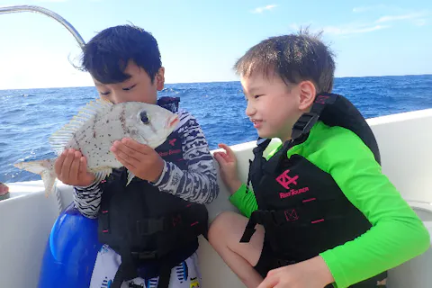 【沖縄・宜野湾・船釣り】大物を狙おう！南国の綺麗な海で五目釣り体験（貸切プラン）