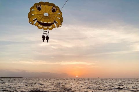 【沖縄・石垣島・パラセーリング】夕焼けの美しさを空から堪能しよう！完全貸切夕焼けパラセーリング