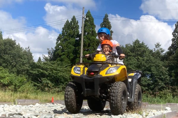 【兵庫・養父・バギー】4歳から大人同乗で2人乗りOK！標高850mのハチ高原 舗装された安心安全な「ファミリーコース」｜アソビュー！