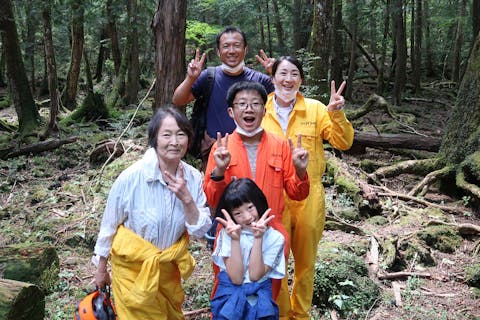 【山梨・鳴沢・エコツアー】プライベートツアー 生命の森を訪れよう。氷の洞窟探検＆青木ヶ原樹海散策（2名～4名 カップル・ファミリープラン）