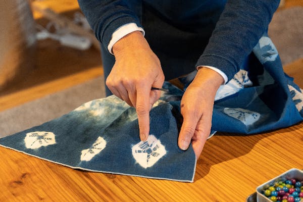 徳島・鳴門・藍染め体験】1グループ貸切制でのんびり。ハンカチ藍染め