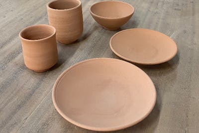 佐賀・唐津・絵付け】大きい皿に好きなだけ絵付けしよう！唐津焼絵付け