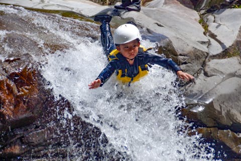 【群馬/みなかみ/半日キャニオニング3時間/ツアー写真無料/ファミリー割引】冒険心をくすぐる、絶景リバートレッキングの誘い！