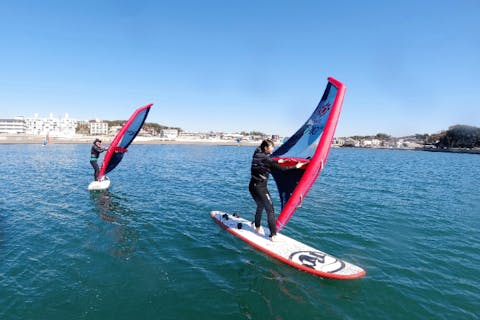 【神奈川・鎌倉・ウインドサーフィン】江ノ島の景色と風を海上で満喫！体験スクール