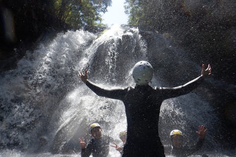【関西の源流で本能が目を覚ます1日】  渓谷の滝と岩に挑むキャニオニングチャレンジ