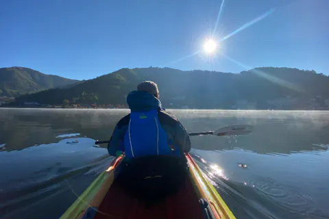 湖の早朝カヤック　冬の幻想的な風景を堪能ツアー