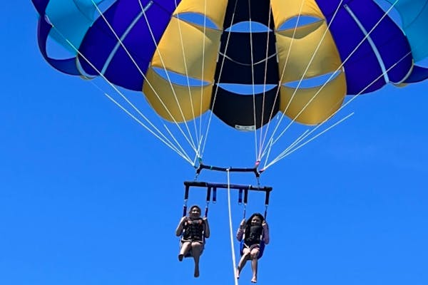 沖縄・沖縄市・パラセーリング】4歳から参加可能！海上50mの空中散歩を