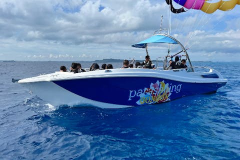 【沖縄・沖縄市・パラセーリング】4歳から参加可能！海上50mの空中散歩を体験
