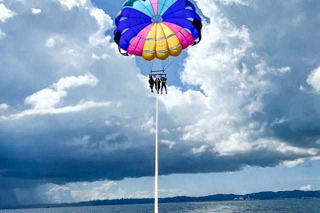 【沖縄・沖縄市・パラセーリング】4歳から参加可能！海上50mの空中散歩を体験