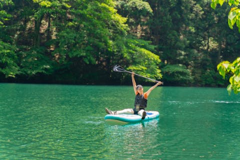 【奥多摩SUPデビュー】【ワンちゃん同伴OK】流れの穏やかな絶景湖で水上散歩。初心者も安心の2時間たっぷりレンタルプラン