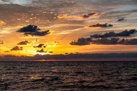 【石垣島・早朝】最高のサンライズクルージング★朝から感動体験★前日20時まで申し込みOK★家族・カップルにおすすめ！