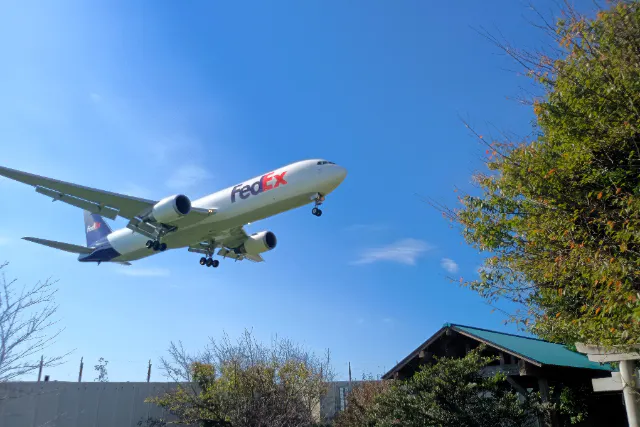 【千葉・成田・ツアー】〈秋冬おすすめ・前日風向き確認〉成田空港ど真ん中！東峰神社へ路線バスで★北風なら着陸機を間近で体感
