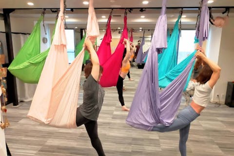 【大阪・寝屋川・ヨガ教室】少人数制で初めてでも安心！エアリアルヨガ体験レッスン
