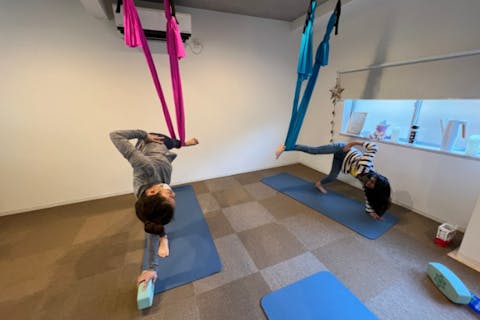 【大阪・寝屋川・ヨガ教室】思い出作りにぴったり！エアリアルヨガ親子体験レッスン