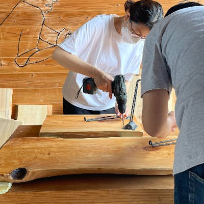 三重・四日市・手作り家具】三重県産のヒノキの一枚板で折り畳み 三重・四日市・手作り家具】三重県産のヒノキの一枚板で折り畳み